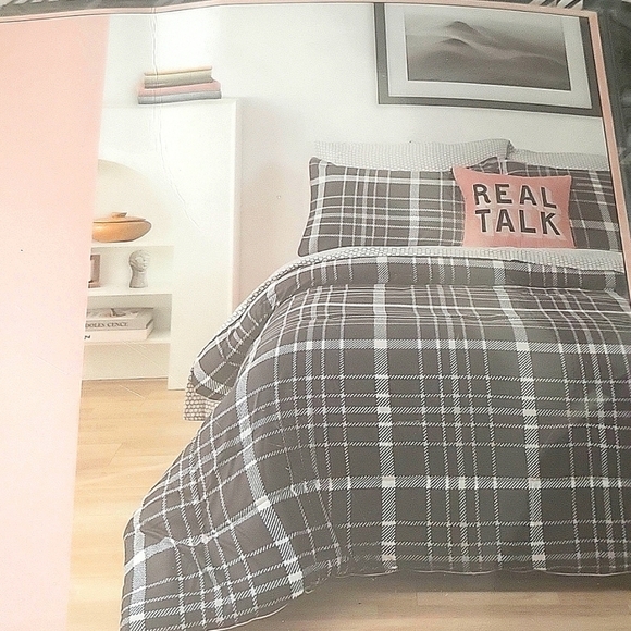 BCBGeneration Other - 💥BUY 5 GET 3 FREE   BCBG Generation Real Talk Comforter Set King Size